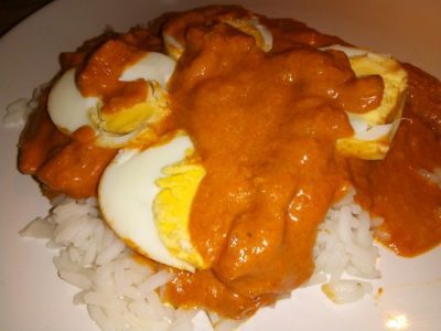 Eieren in rode currysaus