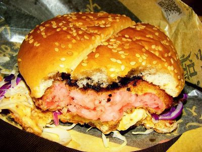 Visburgers met sperziebonen mangosalade
