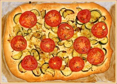 Focaccia met courgette, tomaat & ui