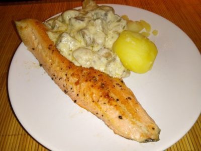 Forel met champignons in een crèmesaus