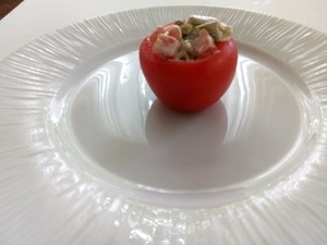 Tomaat gevuld met salade van macedonische groenten