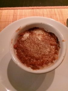 Gratin met gerookte zalm en een eitje