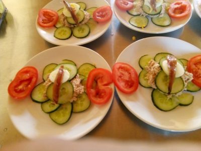 Hamburger van komkommer gevuld met tonijn