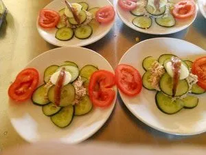 Hamburger van komkommer gevuld met tonijn