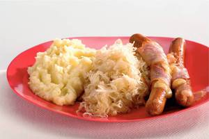 Zuurkool met gevulde hotdogs