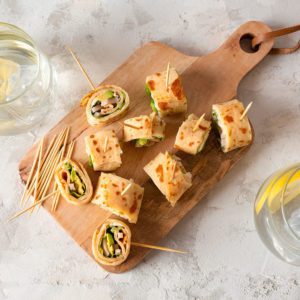 PANNENKOEK WRAP MET AVOCADO, KIP EN PESTO