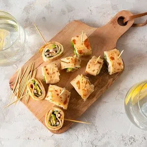 PANNENKOEK WRAP MET AVOCADO, KIP EN PESTO