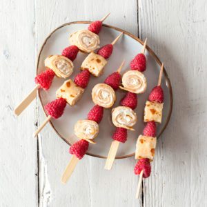 PANNENKOEKSPIES MET ROOMKAAS, FRAMBOZEN EN KANEELSUIKER