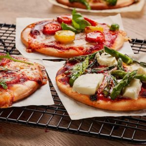 MINI GROENTEN-PIZZA MET BUFFELMOZZARELLA EN MASCARPONE