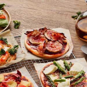 MINI PIZZA MET VIJG, HONING EN SPEK