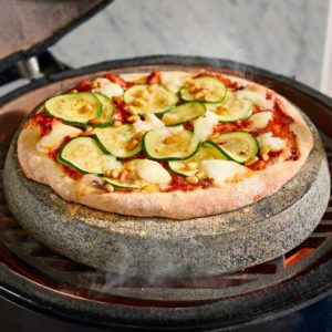 PIZZA MET COURGETTE EN MOZZARELLA