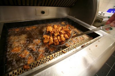 Chinese kibbeling met mie
