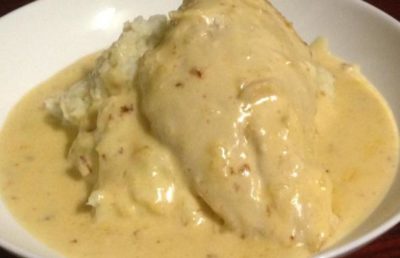 Kip in Camembertsaus