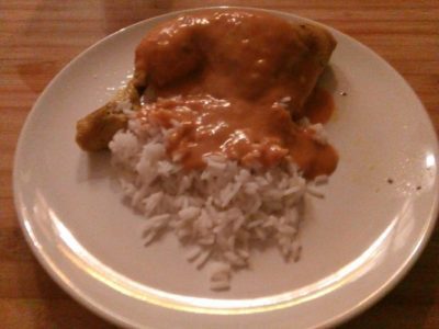 Kip in rode currysaus