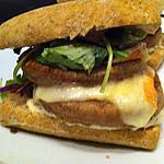 Kipburger met rode ui en knoflooksaus