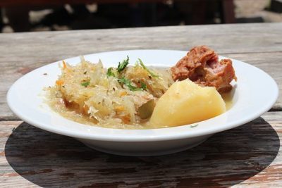 Zuurkoolschotel met wortel en rozijnen