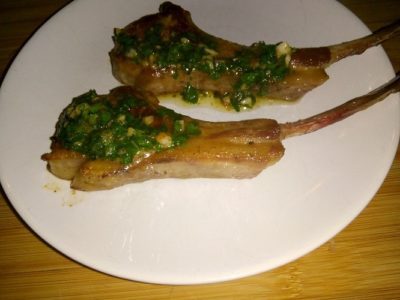 Lamskoteletten met peterselie-knoflookboter