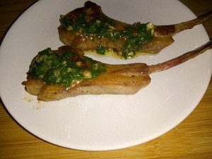 Lamskoteletten met peterselie-knoflookboter