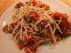 Macaroni met kruidige gehaktsaus