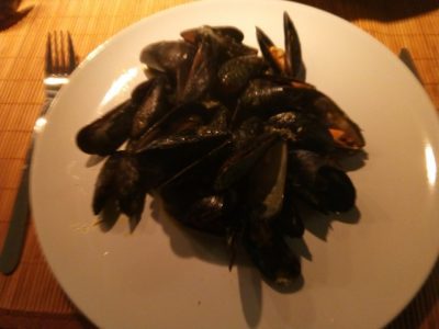 Mosselen in kerriesaus