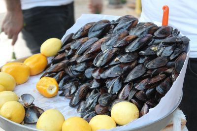 Mosselen met pijnboompittensaus