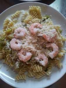 Pasta met prei, garnalen en kaassaus