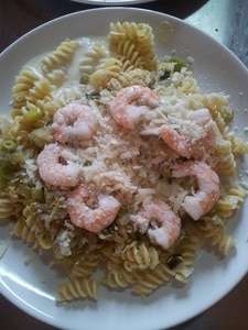 Pasta met prei, garnalen en kaassaus