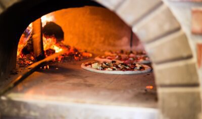 Pizza met gegrilde kip