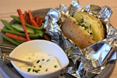 Gepofte aardappels met romige tuinkruiden
