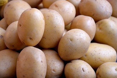 Aardappelkoekjes met yoghurtsaus