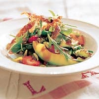 Rucoladesalade met parmaham en aardbeiendressing