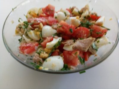 Salade van tonijn, tomaat en ei