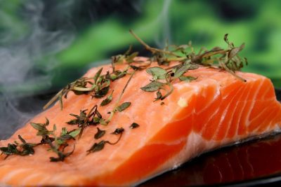 Gebakken zalmfilet met frisse salade