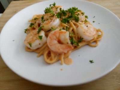 Spaghetti met garnalen in een knoflook-roomsaus