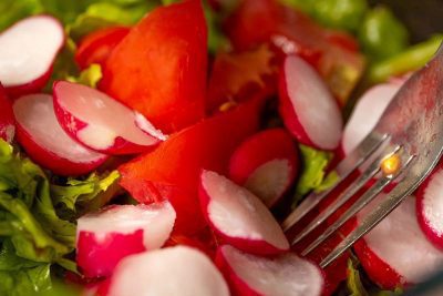Zuiderse zomersalade met geurige oregano