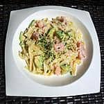 Tagliatelle met gerookte zalm en avocado