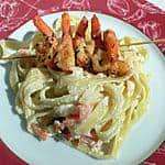 Tagliatelle met gerookte zalm en een garnalenspies