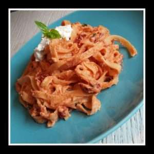 Verse Tagliatelle met Zongedroogde tomaatjes en Ricotta en Pecorino saus