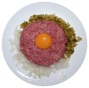 Broodje tartaar met paprikasalade