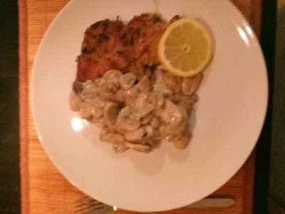 Varkensschnitzel uit Lyon met champignon-roomsaus