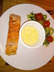 Zalmmoot met botersaus en tagliatelles van courgette