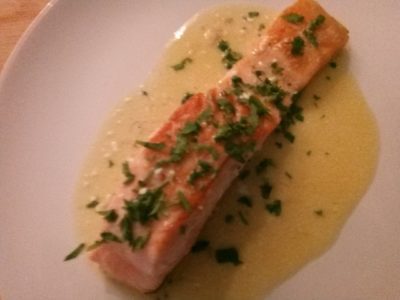 Zalmmoot met knoflookbotersaus en citroen