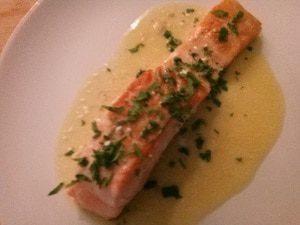 Zalmmoot met knoflookbotersaus en citroen